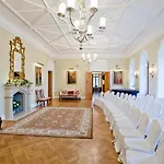 Schloss Fall, Szálloda
