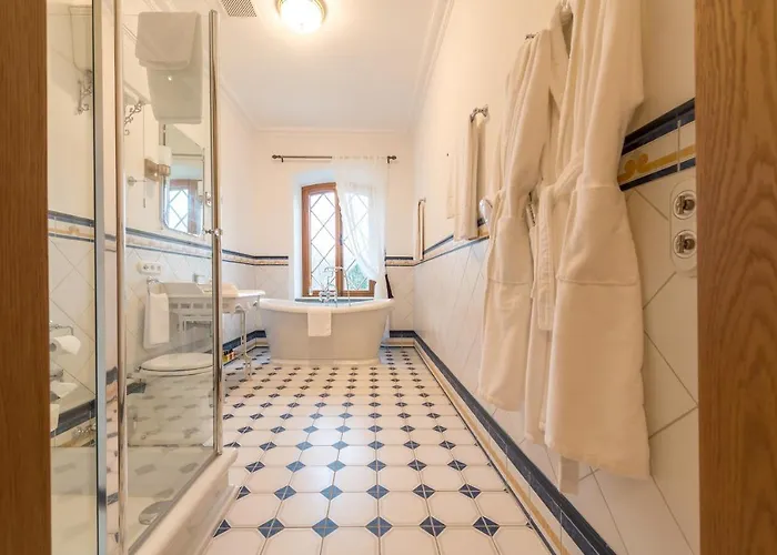 Schloss Fall, فندق